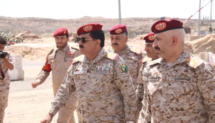وزير الدفاع يزور وحدات محور الرزامات في صعدة ويثمن جهود القوات المسلحة