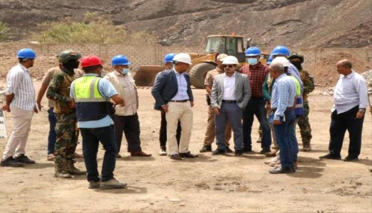 نائب وزير المياه يطلع على مشاريع إعادة تأهيل وتطوير خدمات المياه والصرف الصحي في عدن