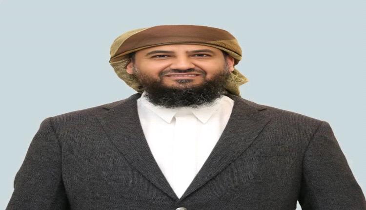 خلال اتصال هاتفي.. المحرّمي يعزي اللواء بن بريك في وفاة شقيقه وابن عمه
