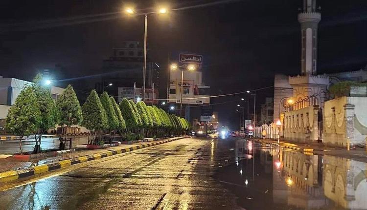 عاجل : امطار غزيرة على عدد من مديريات العاصمة عدن وبدء تاثير المنخفض الجوي