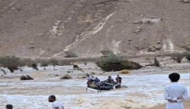 سيول جارفة تعزل مدن حضرموت وتقطع الطريق بين الساحل والوادي

