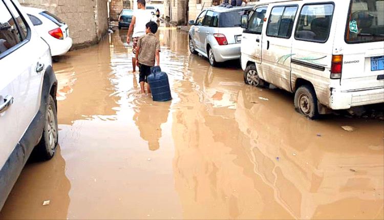 
تقرير.. الأمطار الغزيرة والسيول تعرقل الحياة في عدن… والمحافظ لملس يقود جهود الاستجابة
