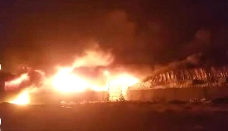 حريق ضخم يوقف مصنع الجودة للصناعات البلاستيكية في مأرب