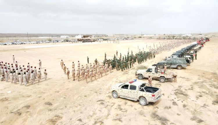 وزير الدفاع ومحافظ المهرة يتفقدان جاهزية محور الغيضة