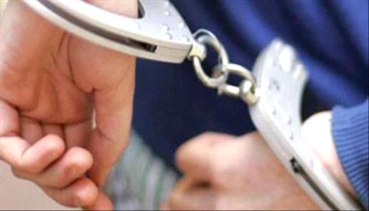ضبط سارق محل تجاري واستعادة دراجة نارية مسروقة في مديرية شبام