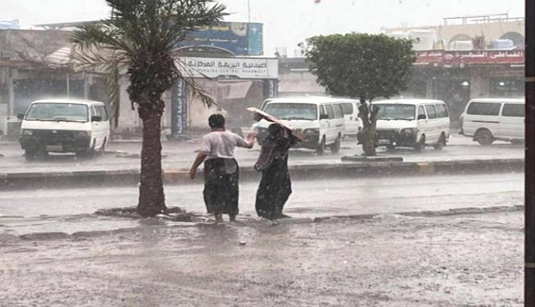 تحرك عاجل لفرق الطوارئ لمواجهة الأمطار الغزيرة في عدن