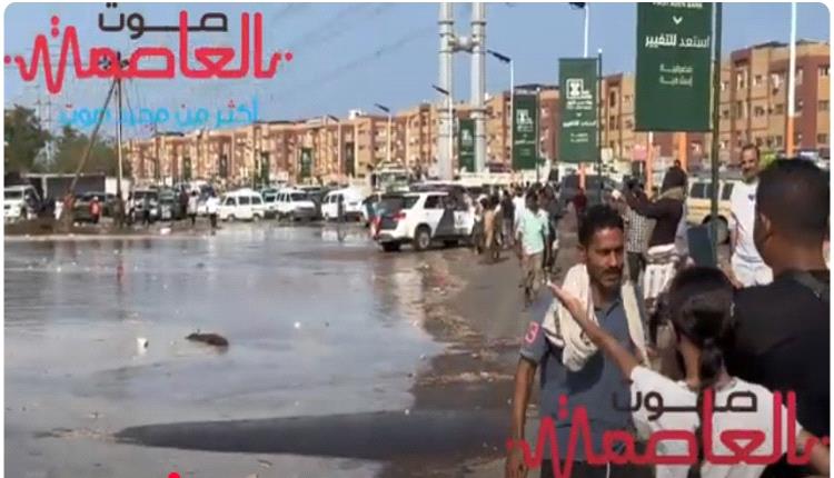 شاهد .. سيول جارفة تصل الى شاطئ الحسوة ومدينة إنماء الجديدة بالعاصمة عدن