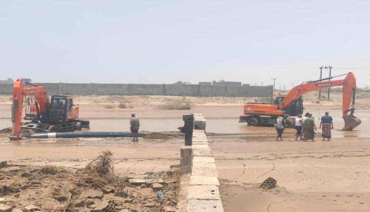 مدير مياه عدن يتفقد أعمال إصلاح الخط الرئيسي المتضرر من السيول