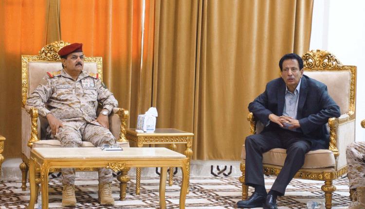 وزير الدفاع يشيد بجهود الاجهزة الأمنية والعسكرية بمحافظة المهرة
