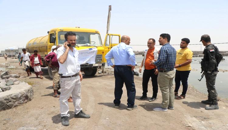 مدير عام البريقة يشدد على مضاعفة جهود شفط مياه المنخفض الجوي ورفع مخلفاته