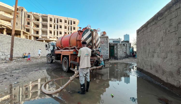 منظمة صُنّاع النهضة تواصل حملة شفط مياه الأمطار ورفع مخلفات السيول في العاصمة عدن