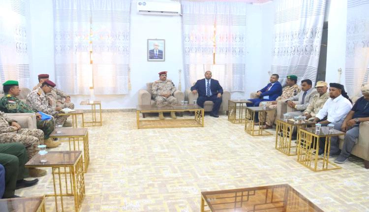 وزير الدفاع يترأس اجتماعاً للجنة الأمنية في محافظة سقطرى  