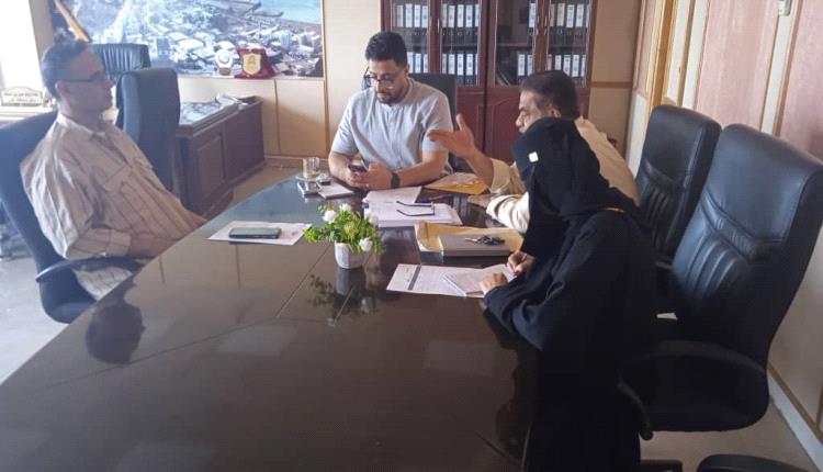 وكيل محافظة عدن يناقش الصعوبات التي تواجه البريد ويبحث الحلول لتعزيز كفاءته