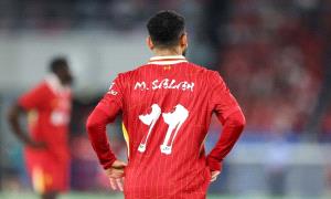 صلاح يشارك في الترويج لقمصان ليفربول للموسم الجديد 