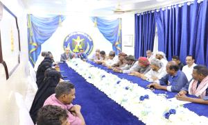 فريق التوجيه والرقابة الرئاسي يعقد اجتماعًا باتحاد نقابات عمال الجنوب ونقابة المعلمين الجنوبيين واللجان المجتمعية بالمكلا
