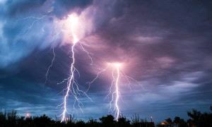 صاعقة رعدية تودي بحياة 4 أشخاص وإصابة 2 آخرين في هذه المحافظة!