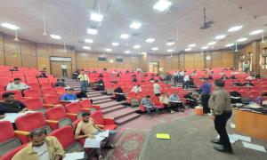 كليةُ الحقوق جامعة عدن تُدَشِّنُ امتحانات الدور الأول  للفصل الثاني  من العام الجامعي 2024-2025م
