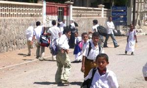 أولياء الأمور يطالبون وزير التربية ومحافظ عدن بالتدخل لخفض الرسوم الدراسية
