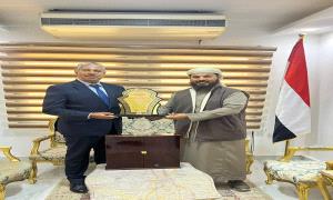 أبو البراء والكود يسلمان درع التكريم للسفير اليمني بالقاهرة خالد بحاح