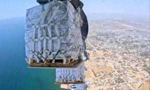 الإمارات تنفذ إنزالًا جويًا وتسيّر قوافل برية لإغاثة غز/ة