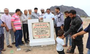 مدير عام البريقة يضع حجر الأساس لمشروع تحسين وبناء مظلات ساحل أشيد ويدشن العمل فيه
