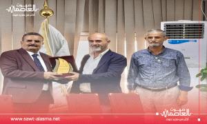 مدير عام مطار عدن الدولي يكرم فريق برنامج تعزيز أمن الطيران "شركة فالار" 
