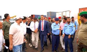 محافظ عدن يتفقد ميناء الحاويات ويشدد على رفض التدخلات غير القانونية