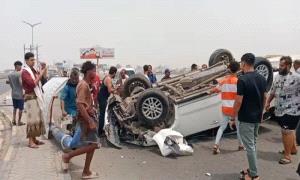 السرعة الزائدة تتسبب في انقلاب مركبة وإصابة ركابها بعدن