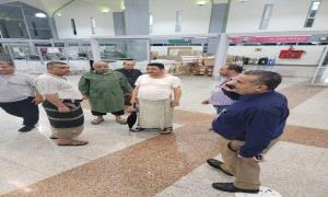 مدير مطار عدن وسط العاصفة .. إشراف مباشر لحماية المسافرين واستمرار الملاحة الجوية
