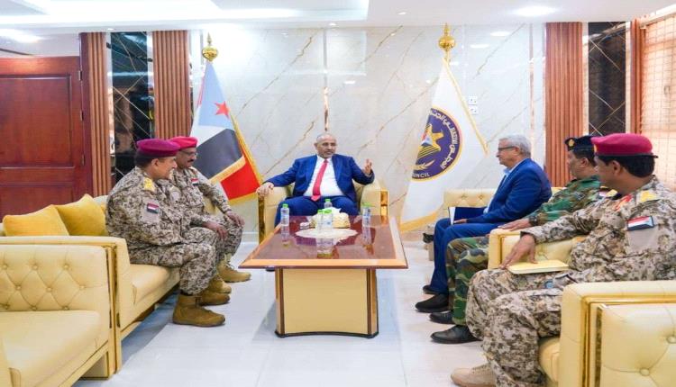 الرئيس الزُبيدي يطّلع على الأوضاع العسكرية الأمنية في سقطرى ويشيد بحالة الاستقرار التي تعيشها المحافظة