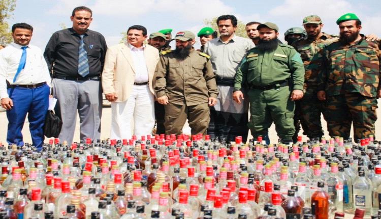 إدارة مكافحة المـ.ـخدرات بقوات الحزام الأمني تتلف كمية كبيرة من الخـ.ـمور المستوردة