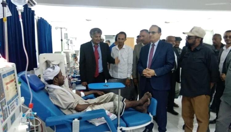 وزير الصحة ومحافظ الحديدة يتفقدان جاهزية مركز الغسيل الكلوي في الخوخة
