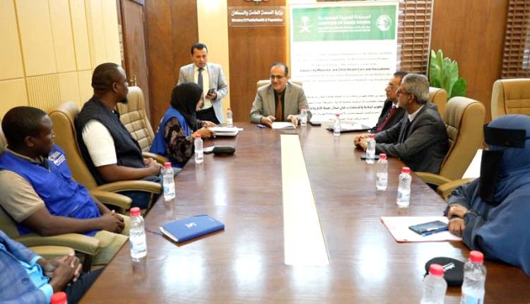 وزير الصحة يبحث تعزيز التدخلات الصحية ويتسلّم سيارتي إسعاف