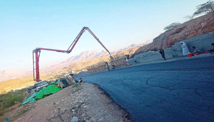 شبوة : تواصل أعمال صيانة جسر النقبة الخرساني بمديرية حبان لتعزيز السلامة المرورية