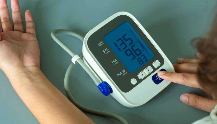 7 أطعمة ومشروبات قد تقلل فاعلية أدوية ضغط الـ.ـدم