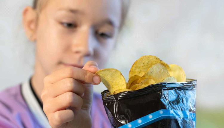 دراسة تكشف تأثير الأطعمة المصنعة على سلامة الأطفال العقلية