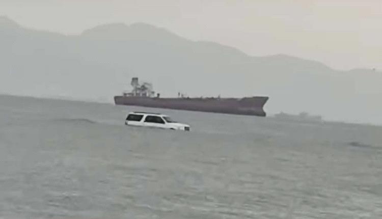 غرق سيارة بعد أن جرفتها أمواج البحر في ساحل الحسوة بالبريقة
