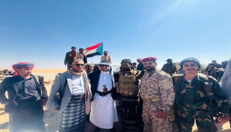 وفد من سلطة شبوة يزور الوحدات المرابطة في معسكر عارين