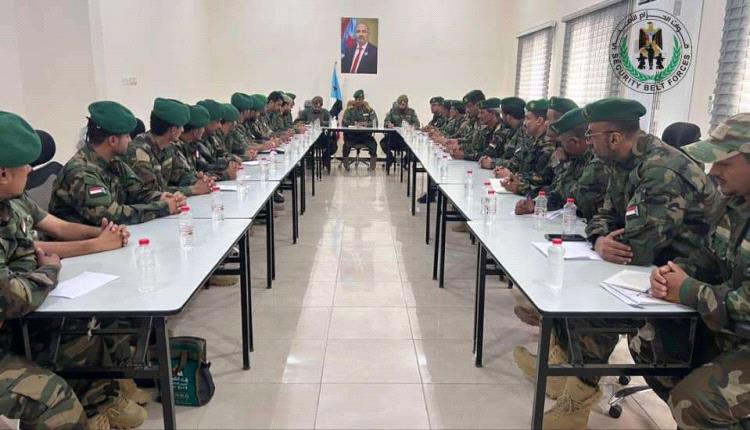 العميد الربيعي يترأس اجتماعًا بقيادات حزام العاصمة عدن ويشدّد على رفع الجاهزية واستدعاء كافة القوة