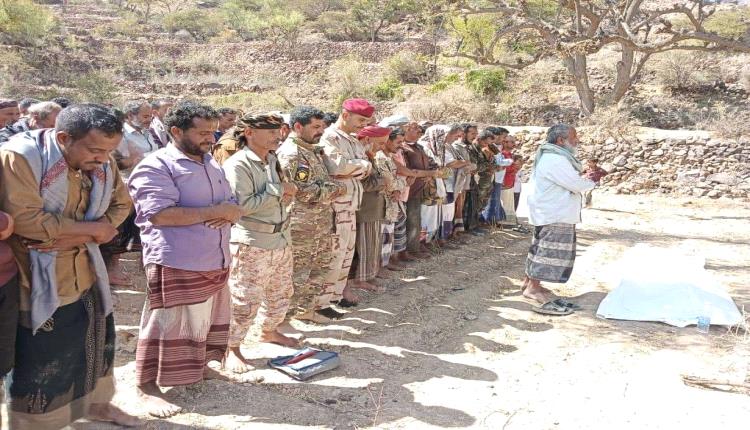 تشييع جثمان الشهيد البطل عفيف الحسني إلى مثواه الأخير في الأزارق بالضالع