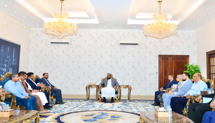 المحرّمي يلتقي قيادات من أبناء المهرة ويؤكد دعم جهود الاستقرار والتنمية بالمحافظة
