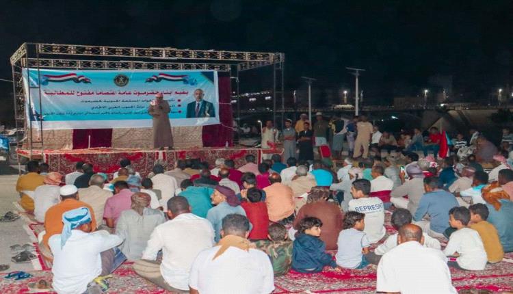 انتقالي حضرموت ينظم محاضرة توعوية في ساحة الاعتصام بالمكلا