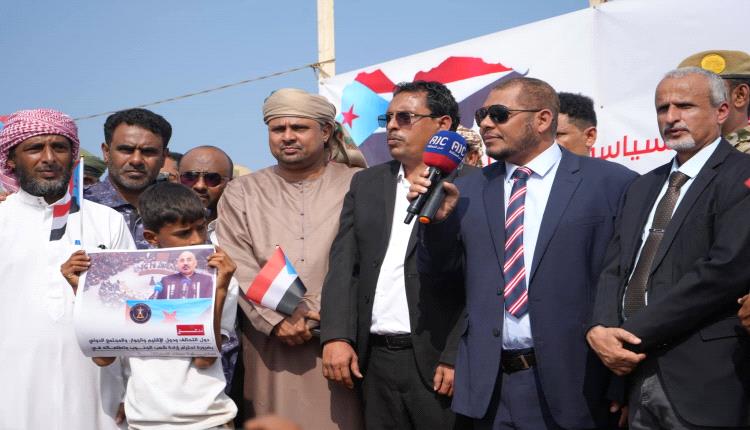 محافظ سقطرى يشهد اعتصامًا جماهيرياً مفتوحاً بحديبو للمطالبة بإعلان دولة الجنوب العربي