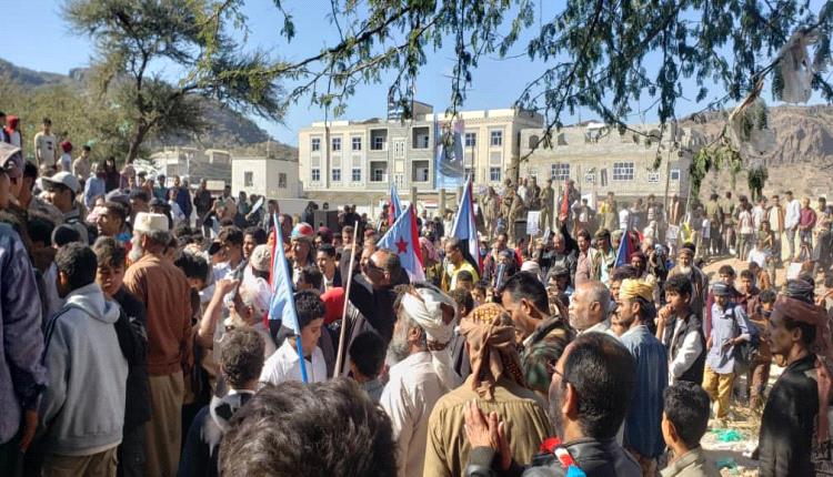 استجابة لدعوة انتقالي الضالع.. اعتصام جماهيري مفتوح للمطالبة بإعلان دولة الجنوب العربي