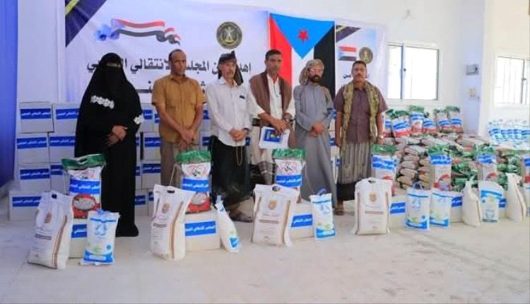 بدعم من الرئيس الزُبيدي | انتقالي وادي وصحراء حضرموت يدشّن توزيع سلال غذائية للأسر الأشد فقراً