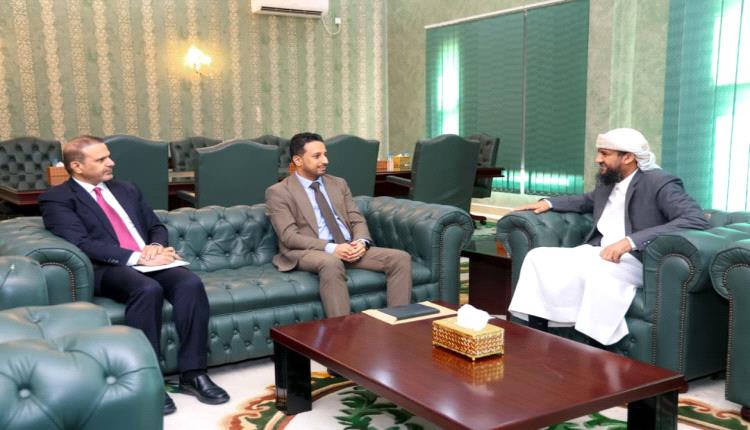 المحرمي يلتقي رئيس هيئة الأراضي ويطلع على خطط تطوير الأداء ومكافحة التعديات