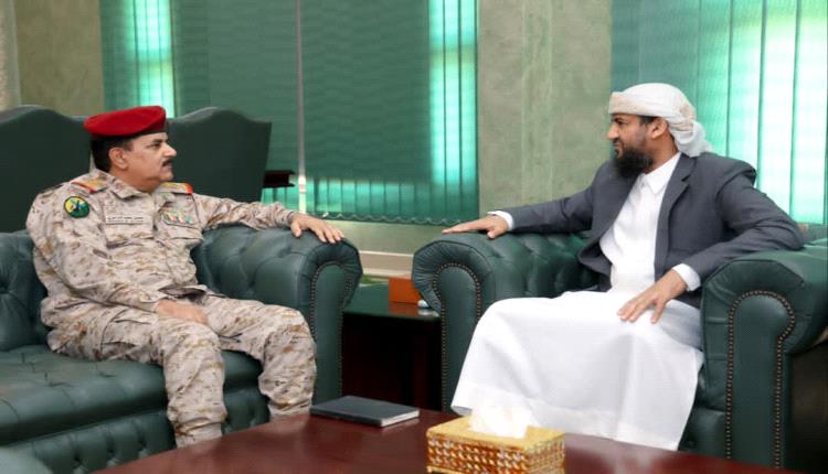 المحرّمي يطّلع على جاهـ.ـزية القوات المسـ.ـلحة ويشدد على التنسيق لمواجهة التحديات الحـ.ـوثية