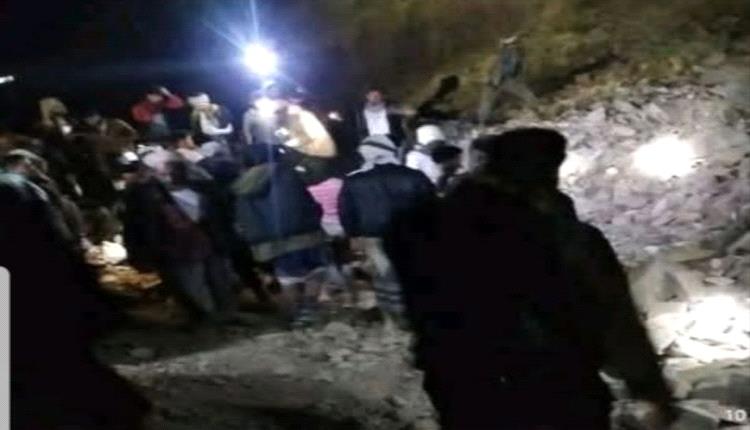 شاب يفارق الحياة تحت أنقاض انهيار جبلي مفاجئ في الشمايتين بتعز