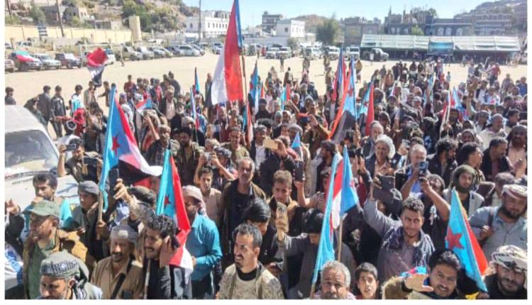 حشد جماهيري في يافع احتفالًا بالانتصارات ومطالبة الرئيس الزُبيدي بإعلان دولة الجنوب العربي