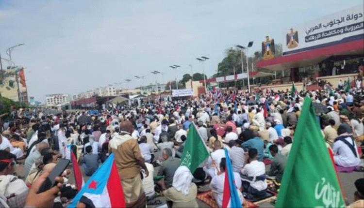 أهالي عدن يؤدون صلاة الجمعة في ساحة الاعتصام بحضور قيادات المجلس الانتقالي
